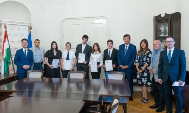 Kiemelkedően teljesítő diákokat díjazott a Székesfehérvár Jövőjéért Egyesület
