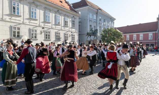 Fesztiválhangulatban táncolták végig a Belvárost