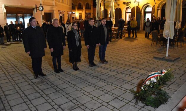 Fáklyás felvonulással és koszorúzással emlékeztek az aradi vértanúkra