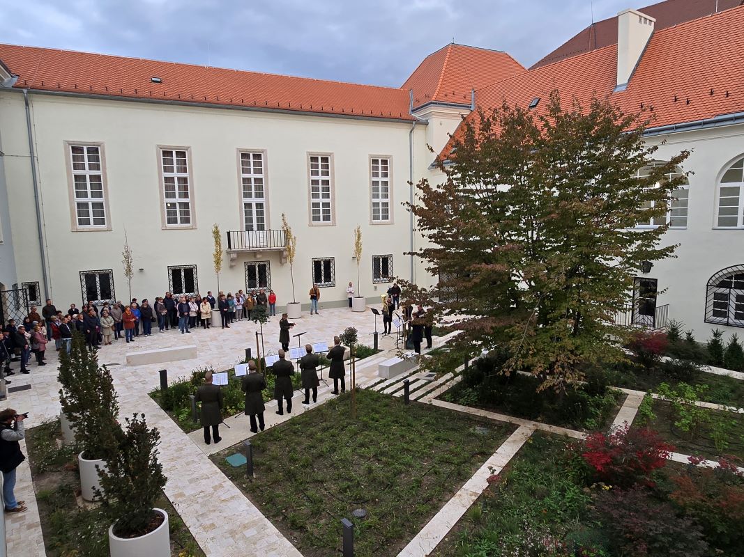 Varoshaza_Diszudvar_atado1