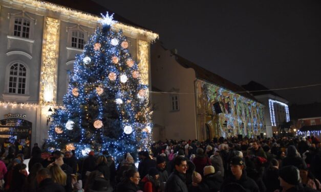 Fényárban a Belváros – fellobbant az első gyertya lángja Fehérvár adventi koszorúján