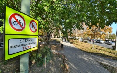 Ne rollerezz a járdán! – figyelemfelhívó táblák a Vízivárosban, 150 ezer Ft-ra is megbírságolhatják a renitenseket