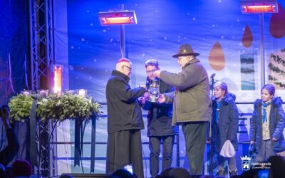 A betlehemi Születés Templomából érkezett lánggal gyújtották meg a negyedik adventi gyertyát Fehérváron