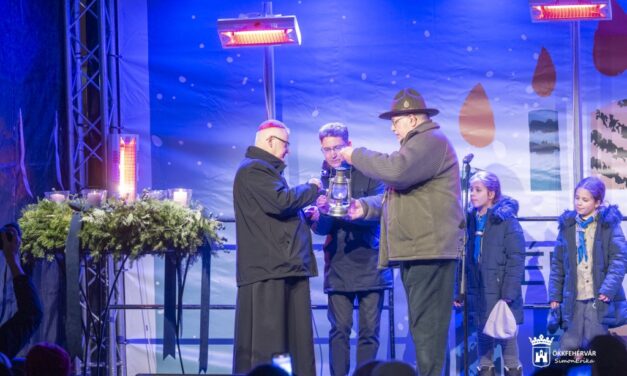 A betlehemi Születés Templomából érkezett lánggal gyújtották meg a negyedik adventi gyertyát Fehérváron