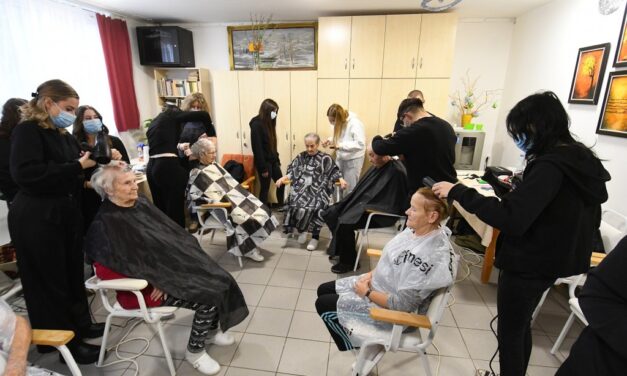 Idősek frizuráját és ünnepvárását tették szebbé az Árpád suli fodrásztanulói