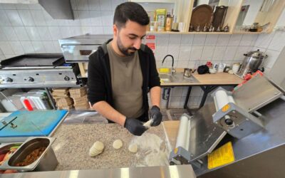 Hogy készül a török „pizza”? Emrah megmutatja!