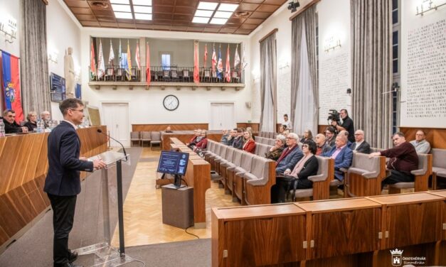 Bemutatták Fehérváron a koronázó bazilikáról szóló két új kötetet