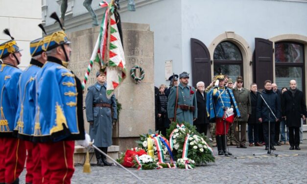 A limanowai csata hős huszárjaira emlékeztek Pátzay Pál lovasszobránál