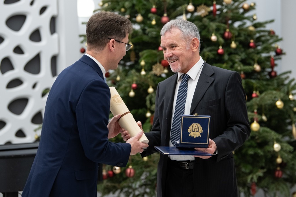 SzfvGazdasagaert25_1