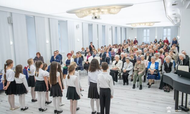 Emlékdiplomás pedagógusokat köszöntöttek a Hiemer-házban