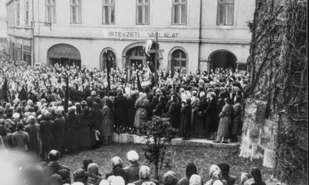 Néma koszorúzással emlékeztek az 1956-os fehérvári asszonytüntetésre