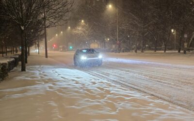 Éjjel is dolgoztak a munkagépek Fehérváron a hóval borított utak tisztításán