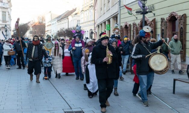 Farsangfarki felvonuláson űzték ki idén is a telet a fehérváriak