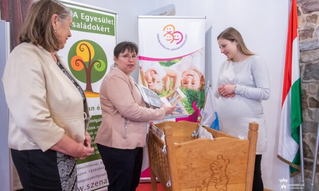 Anna  babát ringatja áprilistól a SZÉNA Egyesület vándorbölcsője