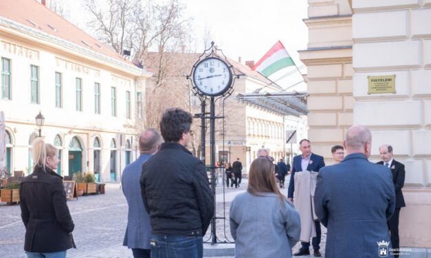 Új köztéri óra Fehérvár Belvárosában