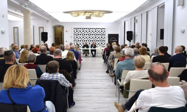 A rutinos parancsnok és a tehetségtelen újonc „tűzoltó” esete a Polgári Mulatóban