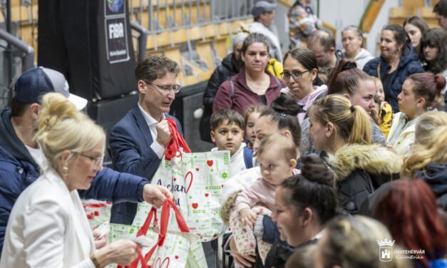 Gyermekműsor, adományok – Szeretethúsvét az Alba Regia Sportcsarnokban