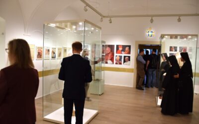 TOTUS TUUS – kurátori tárlatvezetés kedden a Szent II. János Pál pápa életét bemutató kiállításon