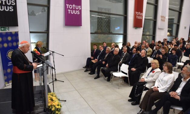 Totus Tuus – megnyílt a Szent II. János Pál pápának emléket állító kiállítás