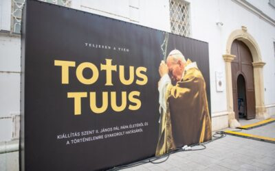 Wadowicétől a Vatikánig – szeptember 27-ig látható Fehérváron a Szent II. János Pál pápáról szóló kiállítás