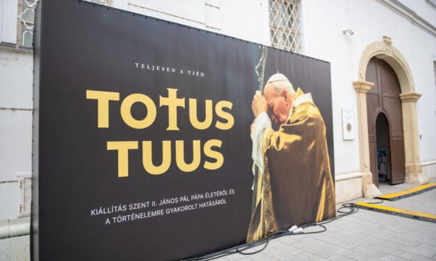 Hétfőtől a Múzeumban: nagyszabású kiállítás Szent II. János Pál pápáról