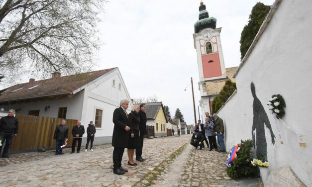 A Rác utcában kivégzett, ártatlan fehérváriakra emlékeztek