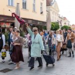 Bolondballagás – több mint nyolcszáz vidám jelmezes diák vonult végig a Belvároson