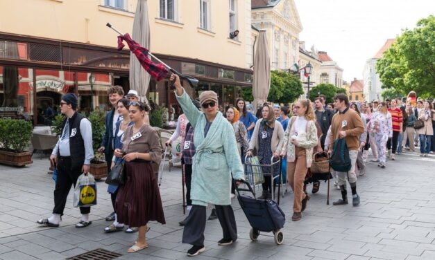 Bolondballagás – több mint nyolcszáz vidám jelmezes diák vonult végig a Belvároson