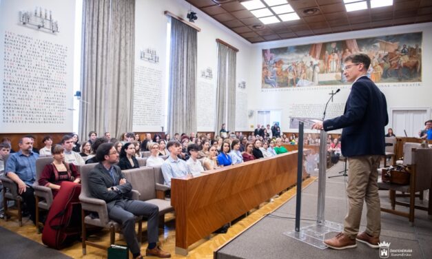 A Fehérvári Diáknapok legjobb produkcióit díjazták a városházi gálán