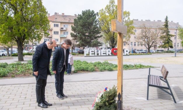 Csendes koszorúzással emlékeztek Fehérváron a katyńi vérengzés évfordulóján