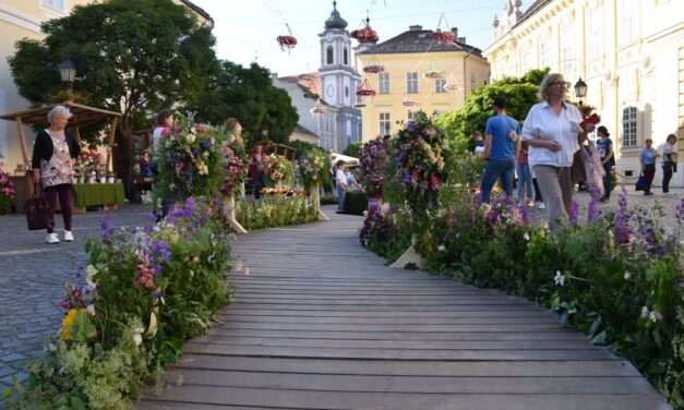 Mesébe illő virágsétány, bukovinai táncok, galambreptetés – újra Pünkösdi Virágálom a Belvárosban