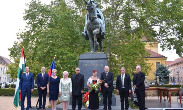 Méltó ünnepségsorozat Fehérváron – Kneifel Imre a legújabb díszpolgár