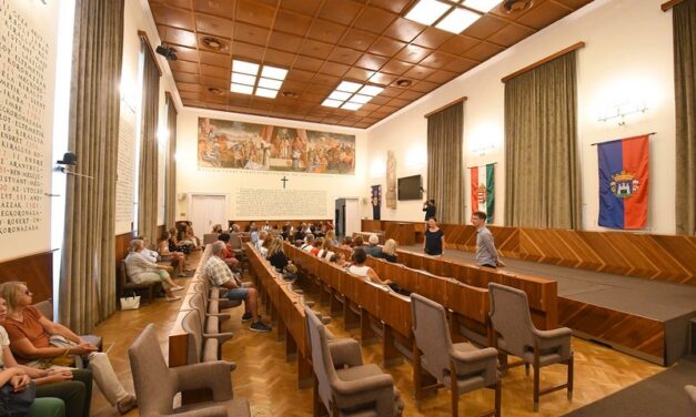 A polgármester kalauzolta a vendégeket a Nyitott Városháza programon