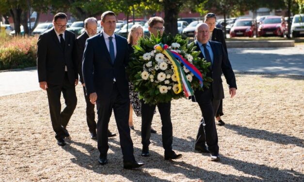 Koszorúzással emlékeztek az aradi vértanúkra Fehérváron