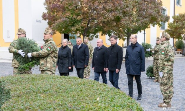 Koszorúzások a katonatemetőkben – az elhunyt honvédek emléke előtt tisztelegtek Fehérváron
