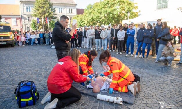 Újraélesztés világnapja : sportolók, színészek, katonák és iskolás gyerekek is részt vettek a belvárosi eseményen